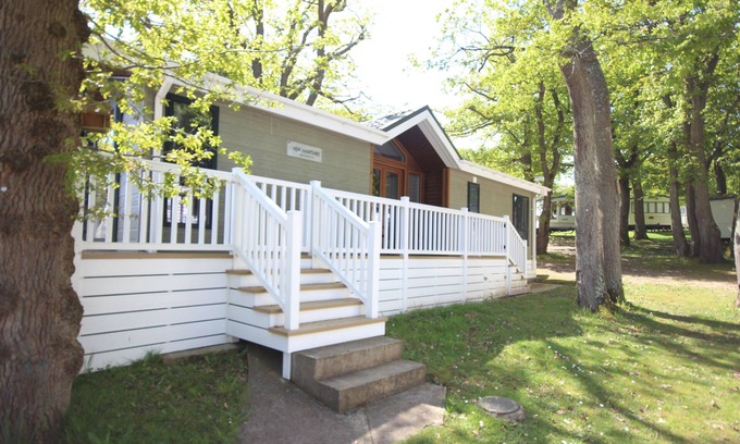 Cowes House | LUXURY HOLIDAY LODGE WITH SEA VIEWS ON PICTURESQUE HOLIDAY PARK