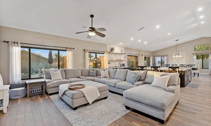 Glendale House | Luxury Home, Beautiful Neighborhood, Spacious for Family, with Pool/Spa.