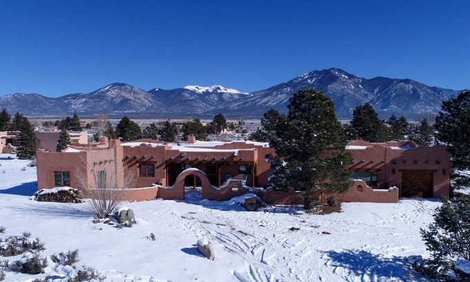 El Prado House | Luxury Home Sleeps 10 with Game Room - Room for the whole family