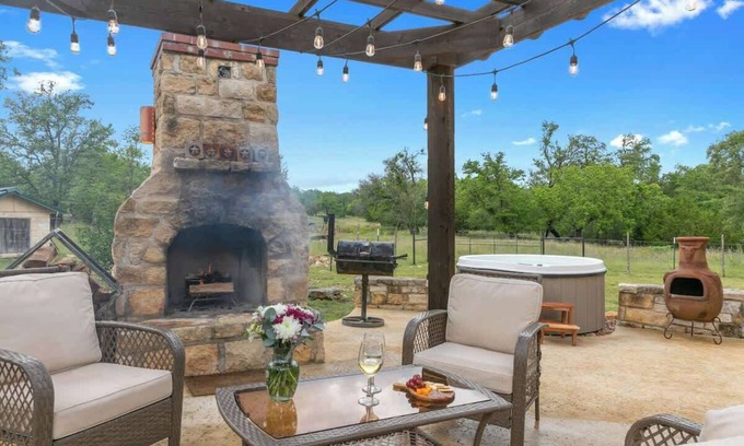 Fredericksburg House | Luxury Home With Fire Pit & Hill Country Views