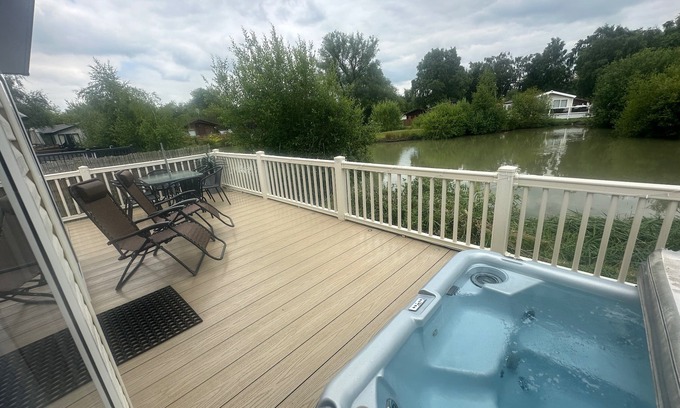 Tattershall Cabin | Luxury lakeside lodge with sunken hot tub prime location on bull rush lake @tattershall lakes