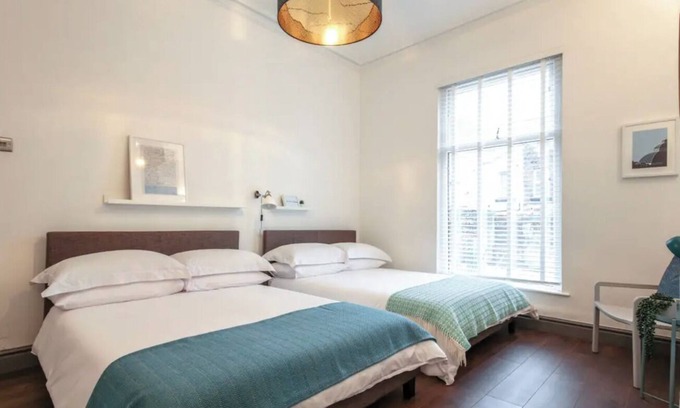 Liverpool House | Luxury Liverpool Townhouse - 19 ppl Perfect for hens and friendly groups.