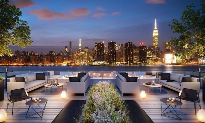 Greenpoint Apartment | Luxury Living in Greenpoint: 2 BR with Manhattan Rooftop View