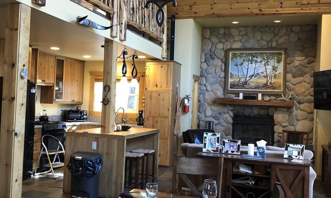 Alta Sierra Cabin | Luxury Mountain Retreat with jacuzzi, 20 min to Kern River. Pet Friendly