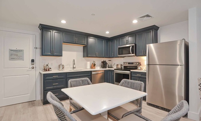 Plymouth Cultural District Apartment | Luxury One Bedroom Condo (625S.F.)