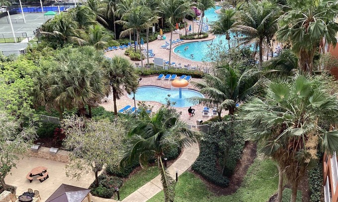 Weston Resort | Luxury one bedroom unit with full amenities