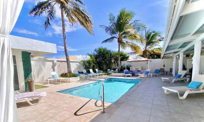 Noord Villa | Luxury Palm Beach Suite 5mins Away Walkable from the Beach & Marriott Hotel