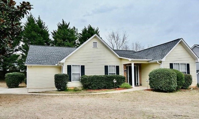 Kennesaw House | Luxury Retreat Close to Downtown Kennesaw and Acworth Beach.
