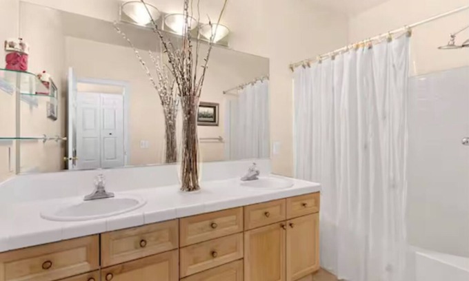 Education Hill House | Luxury Tech Retreat in Redmond – Mins to Microsoft + 2 Parking Spaces