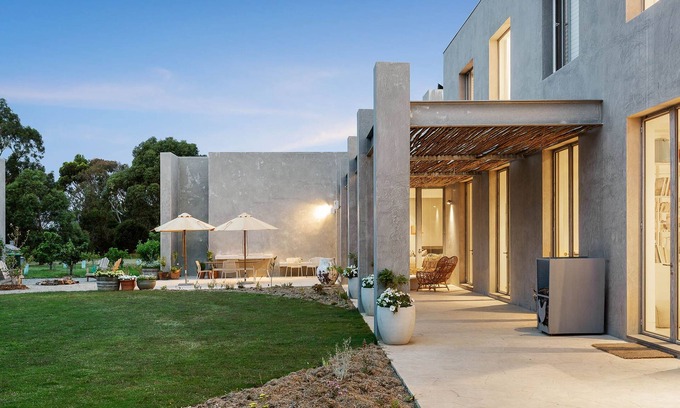 Jan Juc House | Luxury Villas Bells Beach View (With Car Parking)