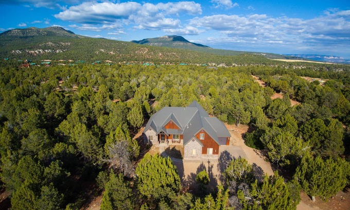 Zion National Park East Entrance Cabin | Luxury Zion Cabin: ping pong, cornhole, hammock, pool access, 7th night FREE!