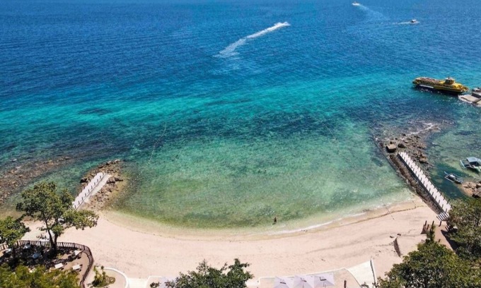 Lapu-Lapu Resort | Mactan Newtown Beachfront Condo