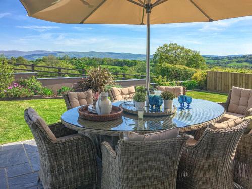 Llansadwrn House | Maes Y Bryn Farmhouse