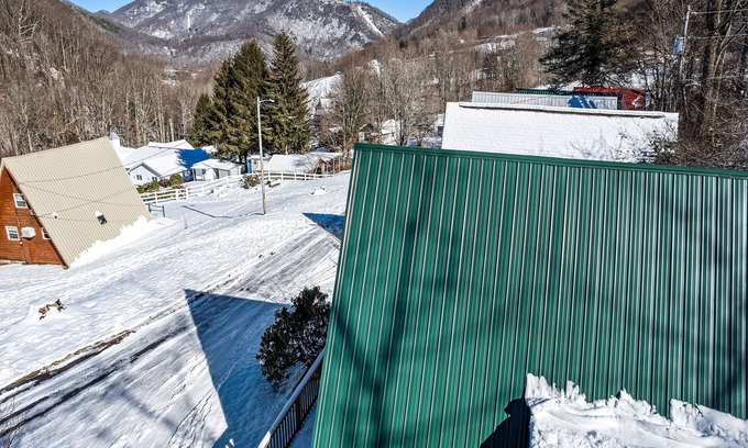 Maggie Valley Ski Chalet | Maggie Valley Ski Chalet: Cozy Winter Retreat- 5 minutes to the Slopes!