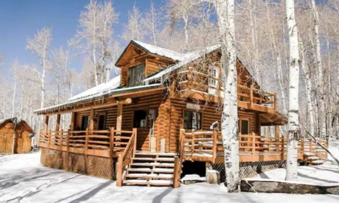 Heber City Cabin | Magical Log Cabin in the Woods. 20 miles from ski resorts. Family Friendly!
