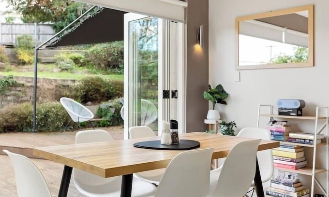 West Launceston House | Magnolia House: Near the Cataract Gorge & Parking