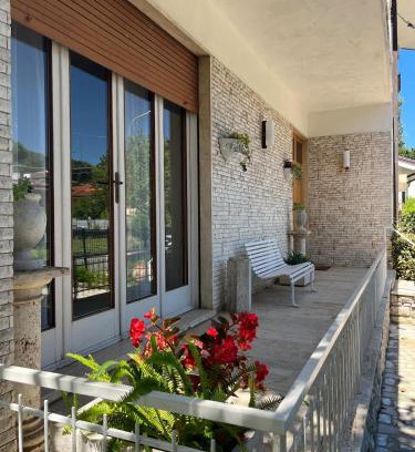Pietrasanta House | Magnolia - Villa in città di arte con giardino privato