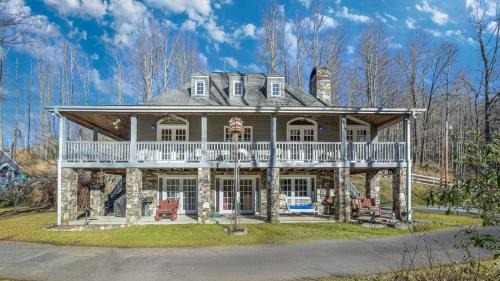 Mars Hill House | MainGuest House Private Pond Views Large Yard 20mins to Heart of Asheville