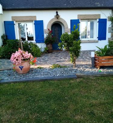 Quevert House | maison aux volets bleus