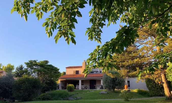 Simiane-Collongue House | Maison Dans un Écrin de Verdure Piscine Plein sud
