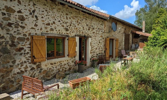 Massignac House | Maison spacieuse avec jardin privé à Massignac - FR-1-653-213