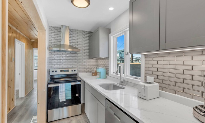 Manasquan House | Manasquan BeachSide Back House 50 ft to Beach - Completely Updated