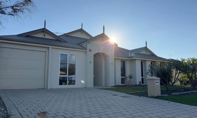 Dudley Park House | Mandurah Four Bedroom Guesthouse
