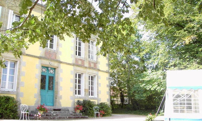 Gipcy Cottage | Manor house with shared pool and garden