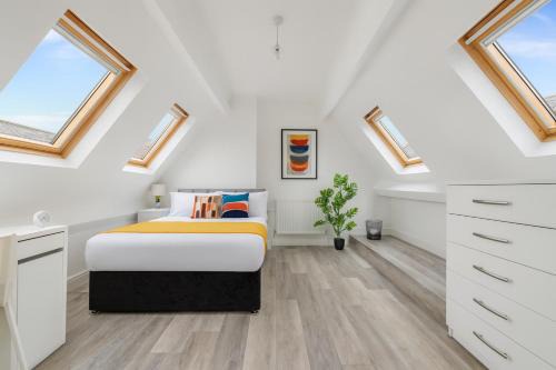 Wakefield House | Manygates House by Alt-Stay - Wakefield Budget Friendly Contractor and Relocation Accommodation - Private Room with Parking, Fast Wi Fi, In Room Tea and Coffee, Shared Kitchen, Bathrooms and Lounge - Long Stay Ready with Weekly and Monthly Rates