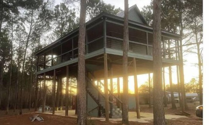 Magnolia Cabin | Mar I-Wilya Treehouse, 18ft off of the ground sits on 54 acres.