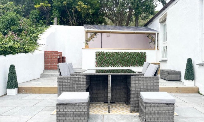 Marazion House | Marazion Charming Retreat for 6 with Social Garden