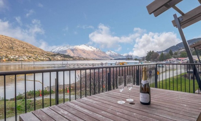 Frankton Apartment | Marina Views - Apt 207 opposite the lake front