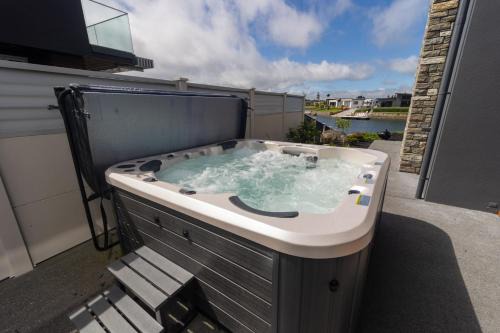 One Tree Point Bed & Breakfast | Marsden Cove Canal Haven with Spa Pool