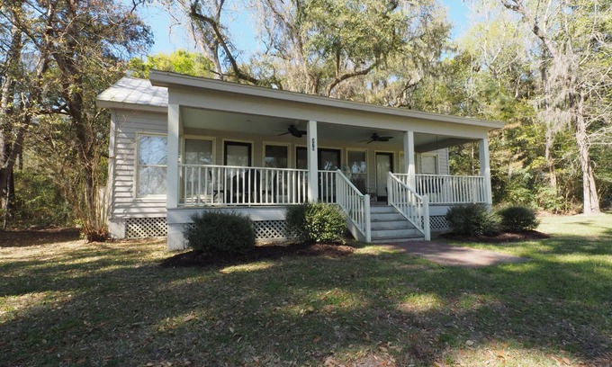 Knowles Island Plantation Cottage | Marsh-view Cottage in the Woods: surrounded by majestic oaks, birdsong & marsh!