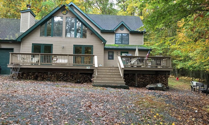 Lackawaxen House | Masthope chalet house 5 minutes to lake, pool and ski slopes.