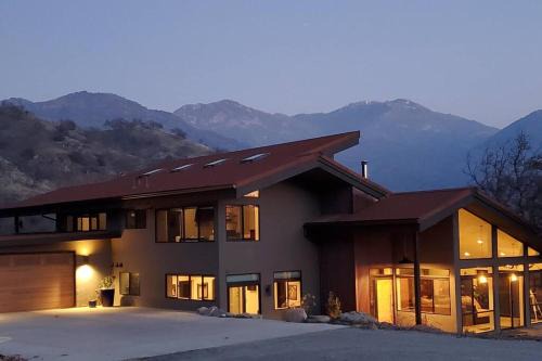 Three Rivers House | Matanah Meadows Farm, Great for 2 Families, Sequoia National Park and Working Farm