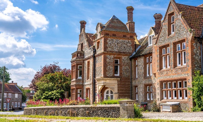 Binham Apartment | Meadow View is a perfect North Norfolk grown-up bolthole in the popular village of Binham. It is a s