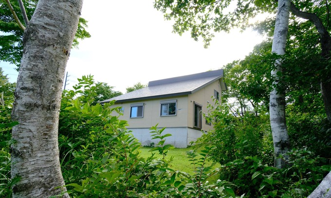 Myoko Ski Chalet | Meanwhile Woods - large garden and private chalet overlooking Mt. Myoukou, 5 min. walk to Akakura Ski Resort main gondola