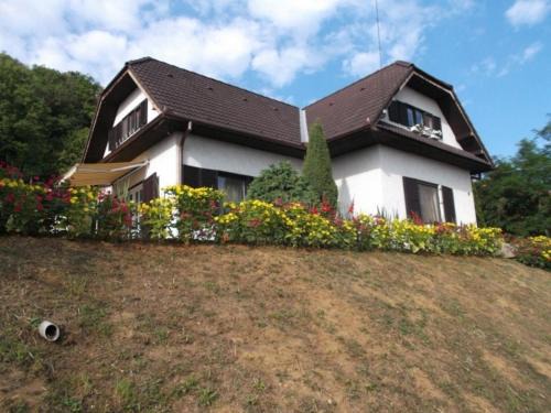 Magyarhertelend Villa | Mecseki Farkaslak