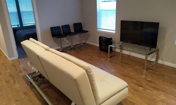 Renton House | ⁑ Memory Foam Beds, Blackout Curtains & Smart TV