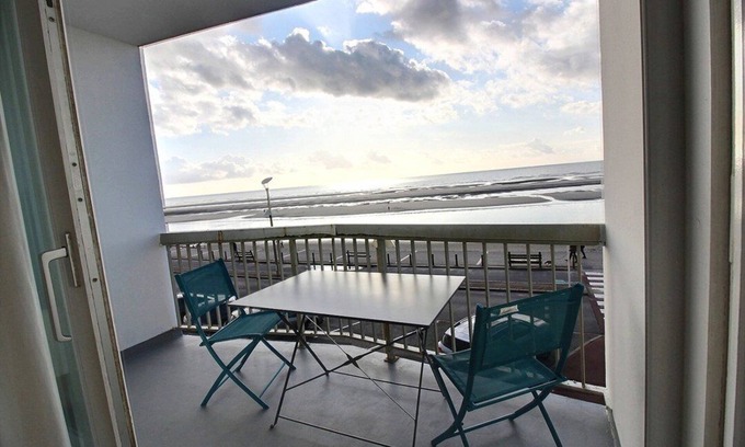 Hardelot-Plage Apartment | MERIDIEN E2 : Pleasant seafront apartment, 1 bedroom and 1 cabin, for 4 people in a.