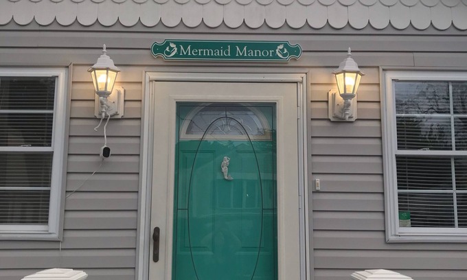 Villas House | Mermaid Manor, more charming than ever! Dog friendly, short walk to the bay!