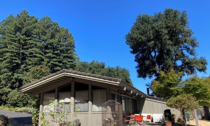 Santa Rosa Apartment | MidCentury Mod 1-bedroom apartment in rural Santa Rosa with WiFi