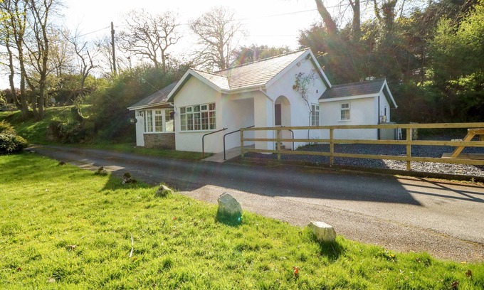 Garn Fadryn Cottage | MILL HOUSE COTTAGE, family friendly, with a garden in Sarn Meyllteyrn