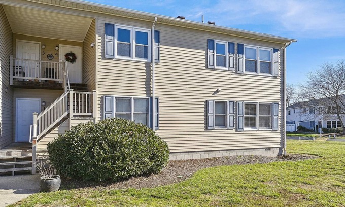 Frankford Apartment | MINI WEEK VACATION! A/C, washer/dryer, dishwasher, 3 TVs, DVD, WiFi, community pool and tennis.