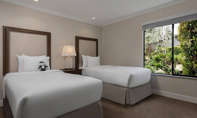 Napa Hotel | Minutes Away from Darioush Winery! 3 Relaxing Units, Onsite Golf Course!