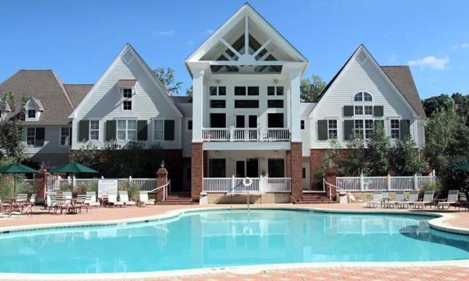 Lackey Condo | Minutes from Bush Gardens "Old Country", Water Country, Great Wolf Lodge