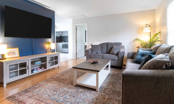 Apex House | Minutes to downtown Apex! Freshly renovated! Sleeps up to 8! Big backyard!