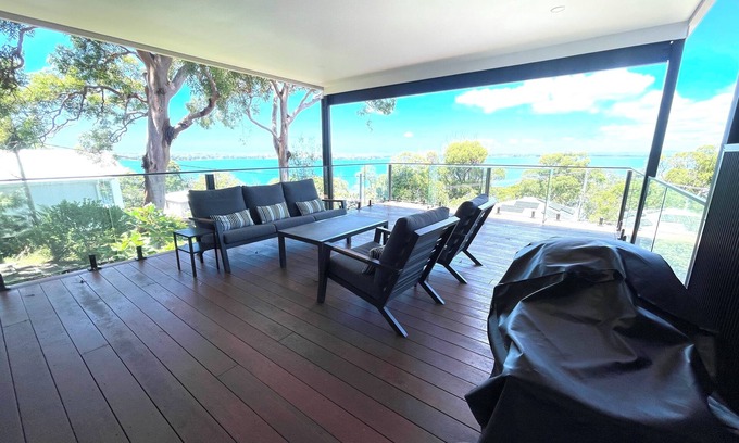 Mirrabooka House | Mirrabooka Magic - Luxury By The Lake