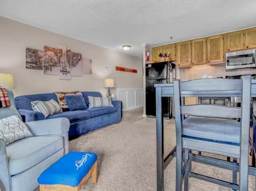 Snowshoe Apartment | ML115 Lovely Slope Side Getaway WiFi Parking Next To Village